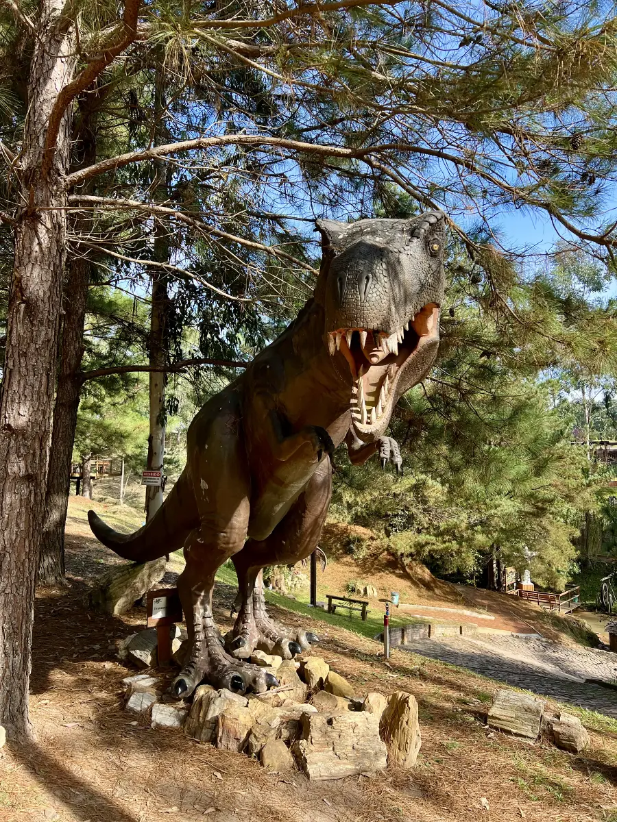 Tiranossauro Rex entre as árvores do Vale dos Dinossauros