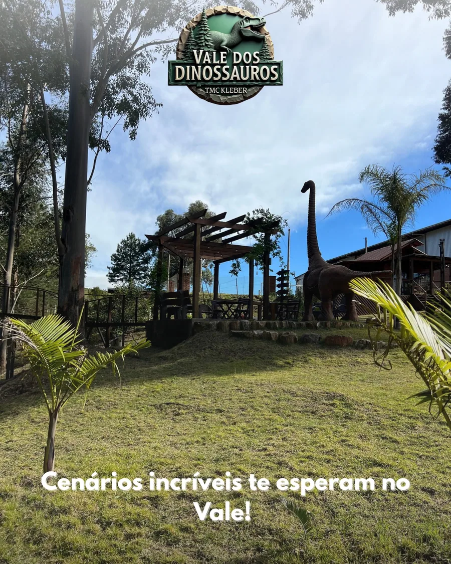 Sabe aquele lugar que parece ter saído de um filme, mas fica bem pertinho de você? 🎬🌿🦕 Entre a sombra fresc…